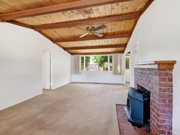 Ukiah, CA 95482,810 Mendocino DR