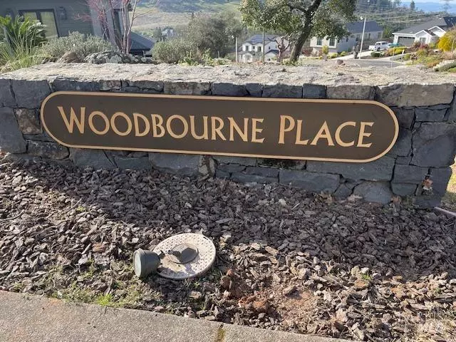 3732 Woodbourne PL, Santa Rosa, CA 95403