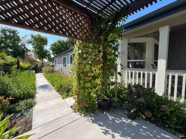 94 Leisure Park CIR, Santa Rosa, CA 95401
