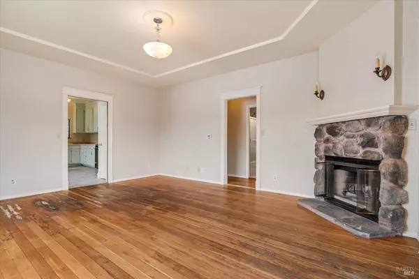 Petaluma, CA 94952,886 Olive ST