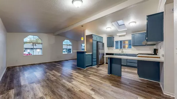 817 Mercie ST, Santa Rosa, CA 95403