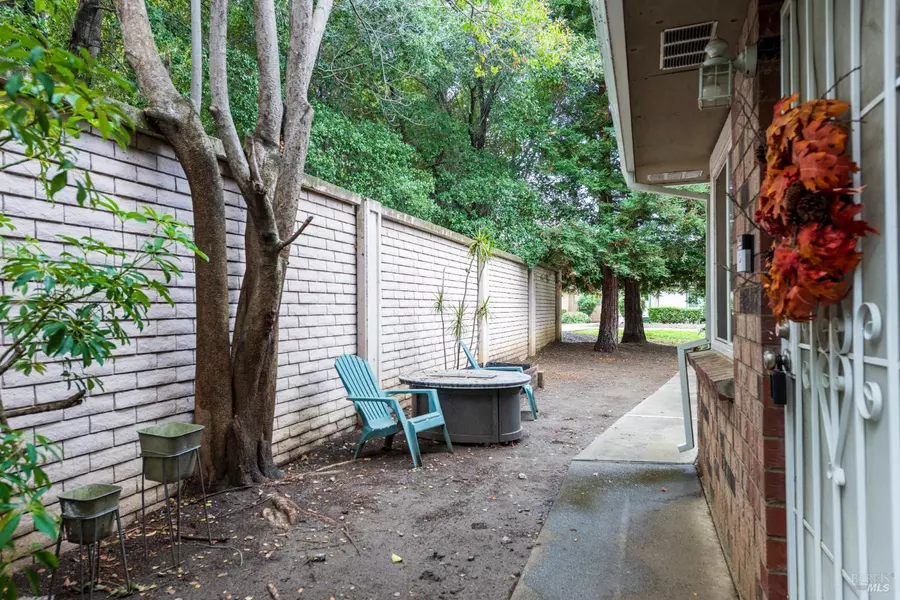 1930 Duxburry LN 2, Vacaville, CA 95687