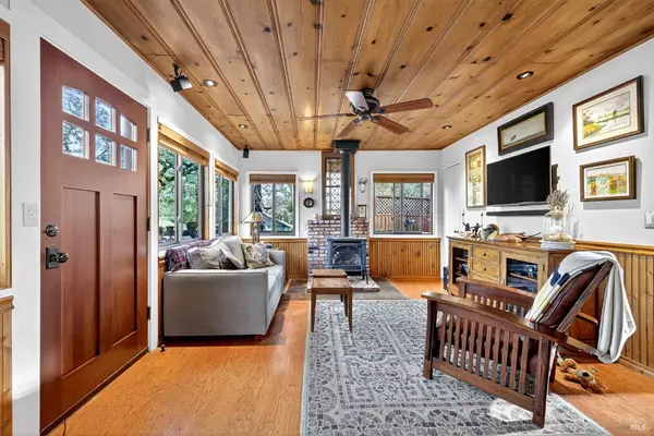 9290 Champs De Elysees, Forestville, CA 95436