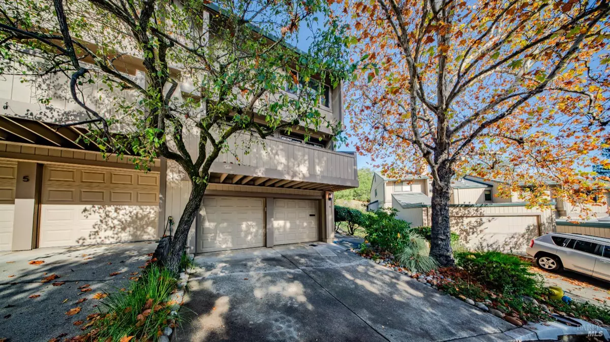 Novato, CA 94947,9 Larkspur LN