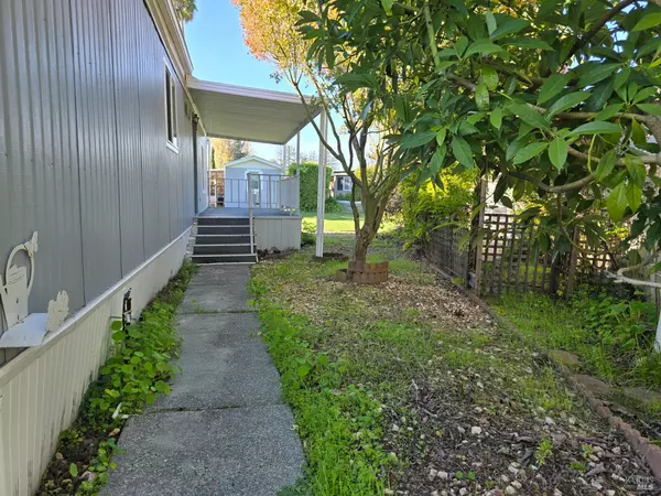 Rohnert Park, CA 94928,233 Apple LN