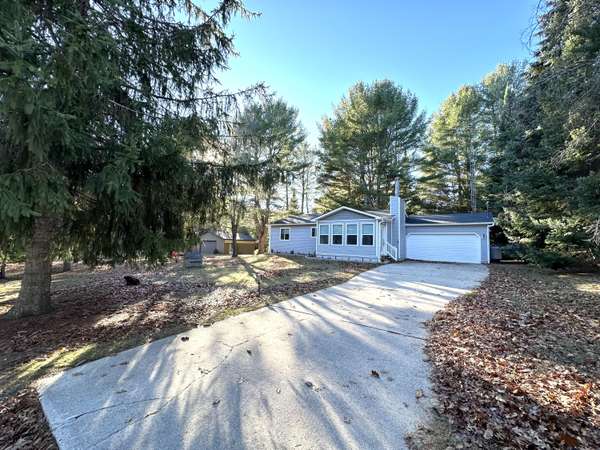 105 Seminole TRL, Roscommon, MI 48653