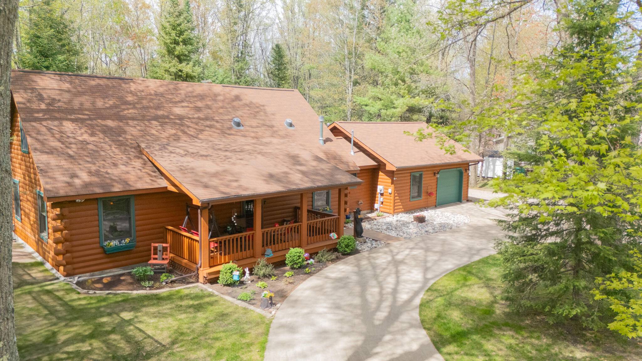 305 Meadow LN, Houghton Lake, MI 48629