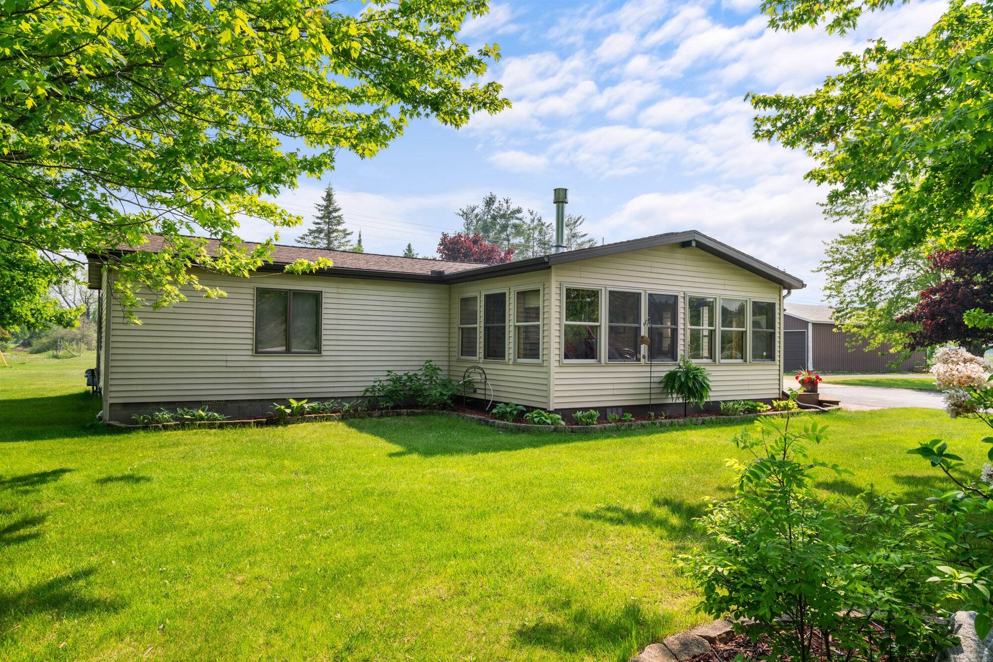 77 W VFW RD, Cheboygan, MI 49721