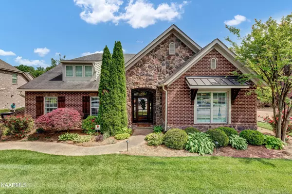 Experience Downtown Living in the Suburbs: The Cove at Turkey Creek,Cindy Kraus