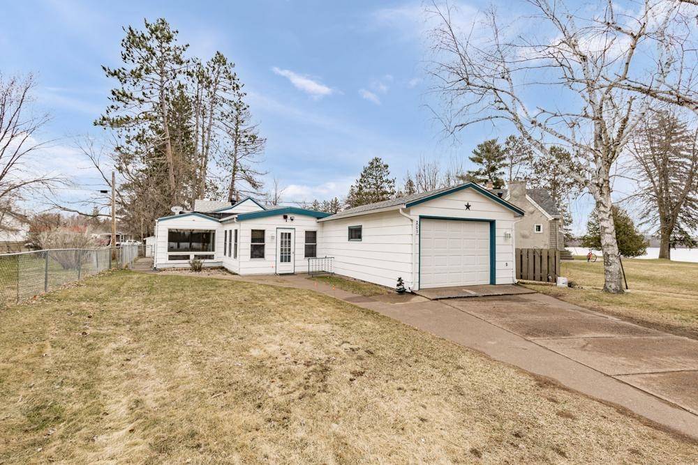 209 1st St, Moose Lake, MN 55767