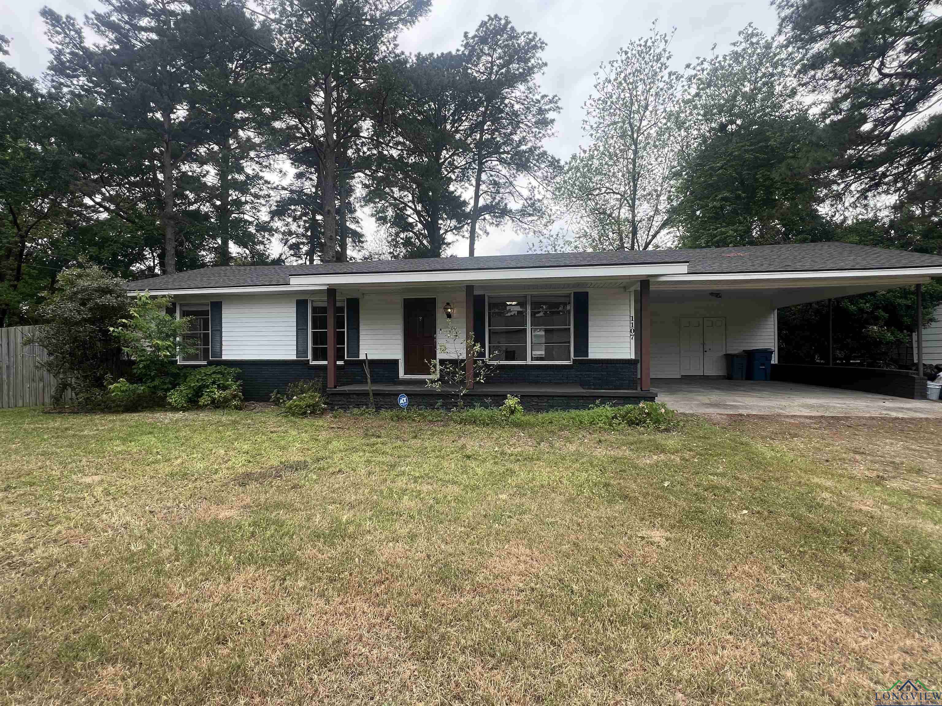 1107 Hackberry Ave, Gladewater, TX 75647