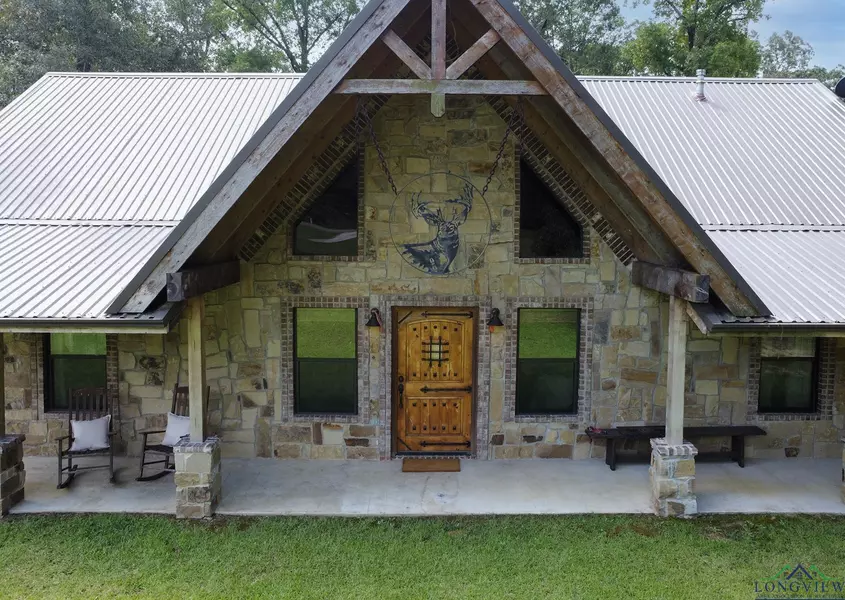 864 Pyeatt Dr, Gladewater, TX 75647-7845