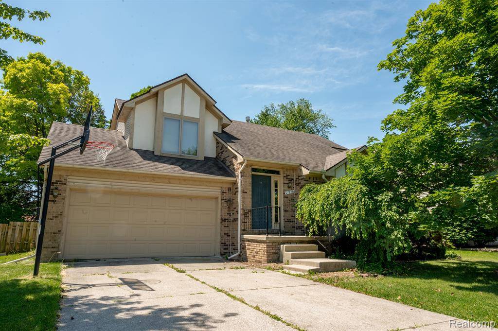 27873 Western Golf Dr, Livonia, MI 48154