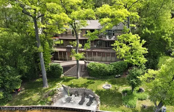8691 Harbortowne Drive, Springfield Twp, MI 48348