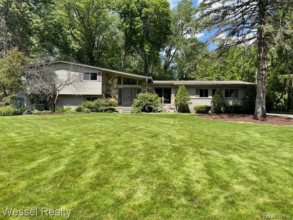 19209 MACINTOSH Drive,  Clinton Township,  MI 48036