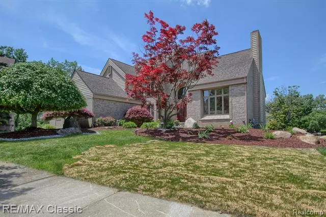 6838 QUEEN ANNE Court, West Bloomfield, MI 48322