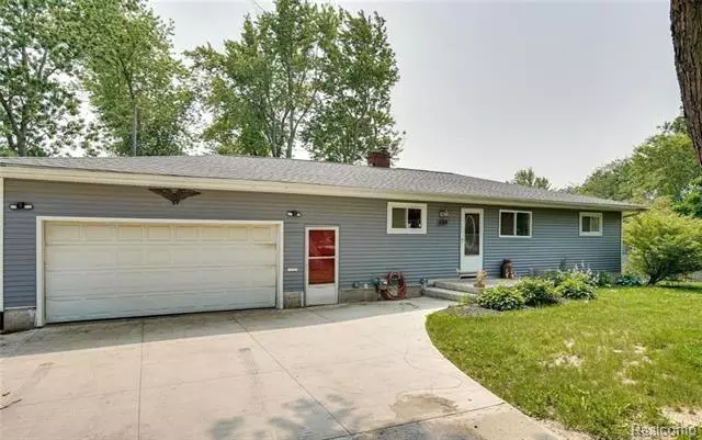 588 E FLINT Street, Lake Orion Vlg, MI 48362