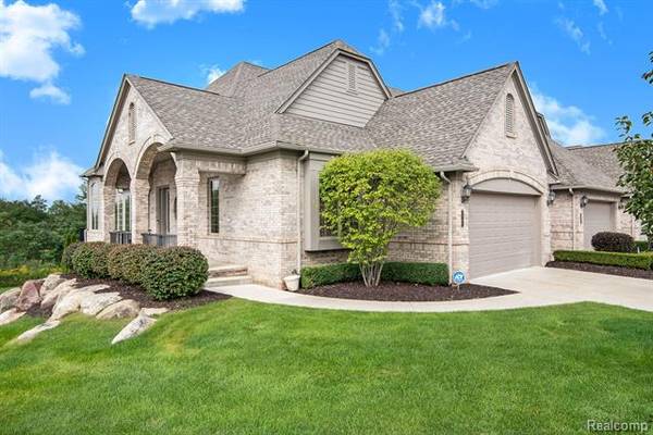 5720 KNOB HILL Circle, Clarkston, MI 48348