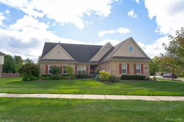 2125 LAGOON Drive, Rochester Hills, MI 48309