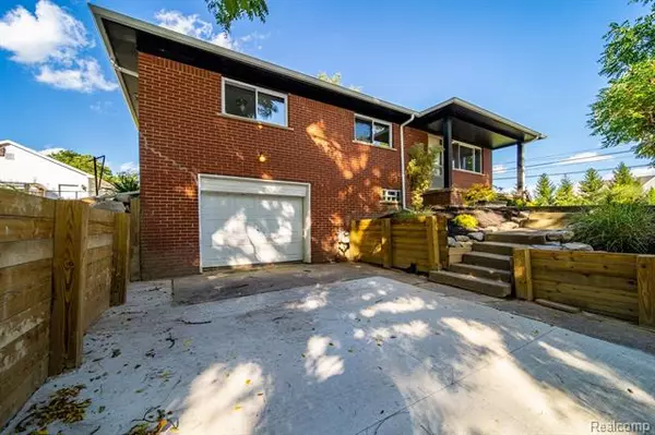 21051 BELLEVIEW Street, Clinton Twp, MI 48036