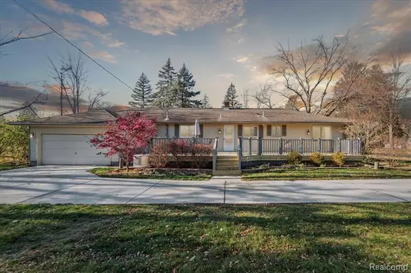 28592 CUMBERLAND Drive, Farmington Hills, MI 48334