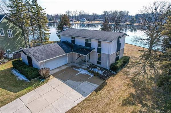 678 RANVEEN Drive, White Lake, MI 48386