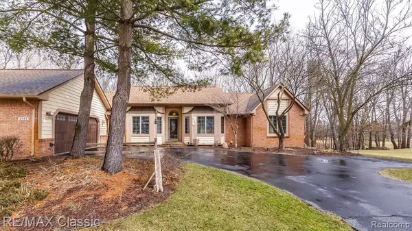 2955 MYSTIC VALLEY Drive,  White Lake Twp,  MI 48383