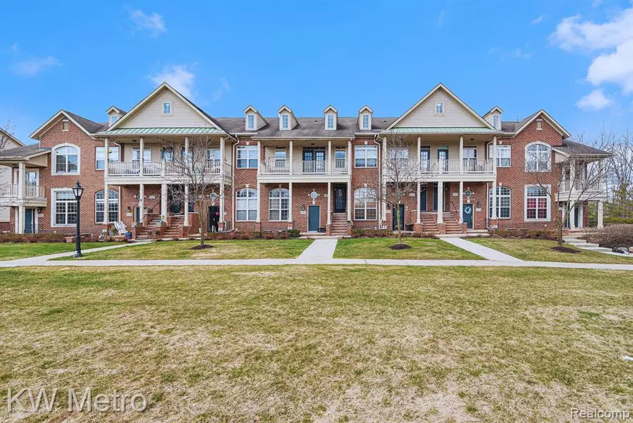 466 Old Pine Way, Walled Lake, MI 48390
