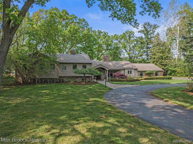 1960 W BEND Court, Bloomfield Twp, MI 48302