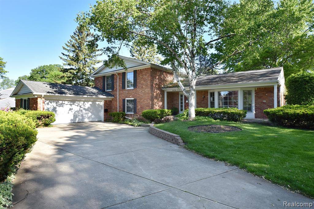 1654 BRACKEN Road, Bloomfield Twp, MI 48302