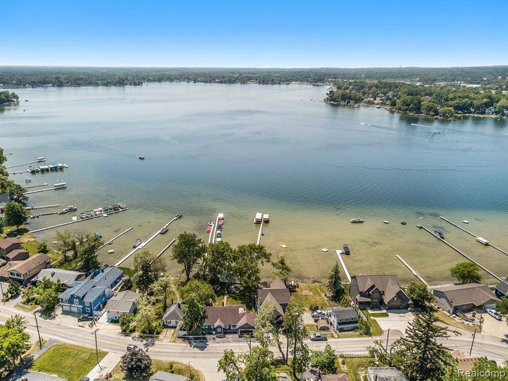 10530 GROOMES Drive,  Green Oak Twp,  MI 48189