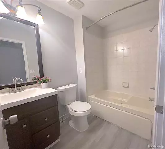 450 CLAIRPOINTE WOODS Drive Detroit, MI 48215