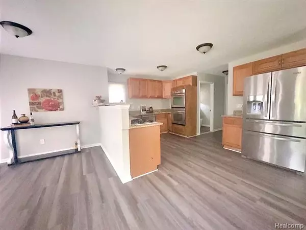 450 CLAIRPOINTE WOODS Drive Detroit, MI 48215