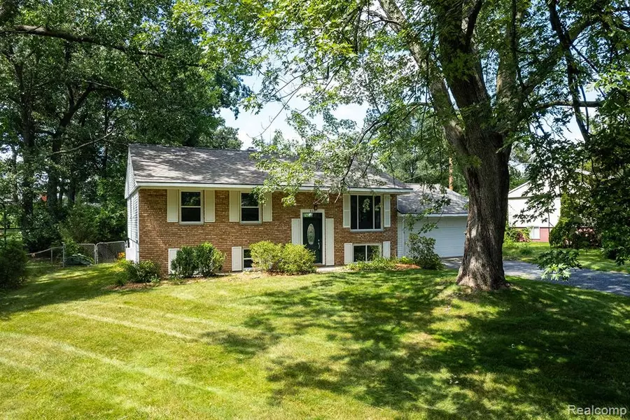 868 GLENN, Wolverine Lake Vlg, MI 48390