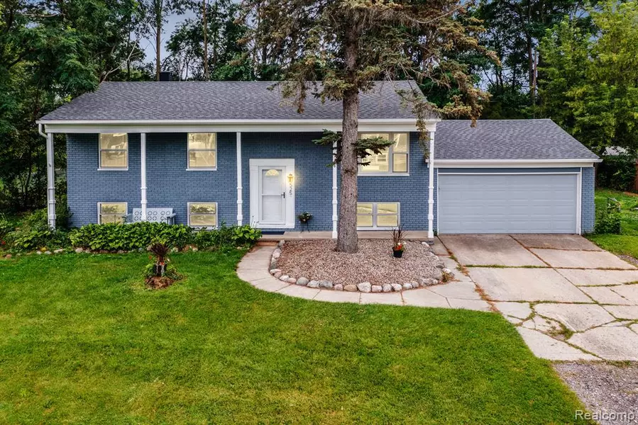 525 WOLVERINE Drive E, Wolverine Lake Vlg, MI 48390