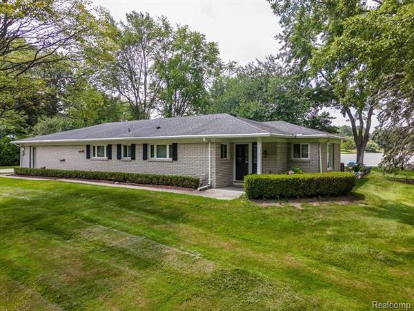 6701 W BEACH Road,  Troy,  MI 48098