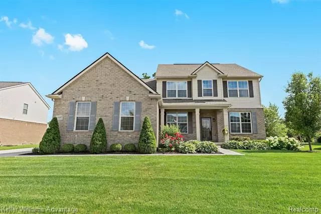 61657 MUSTANG Drive, South Lyon, MI 48178