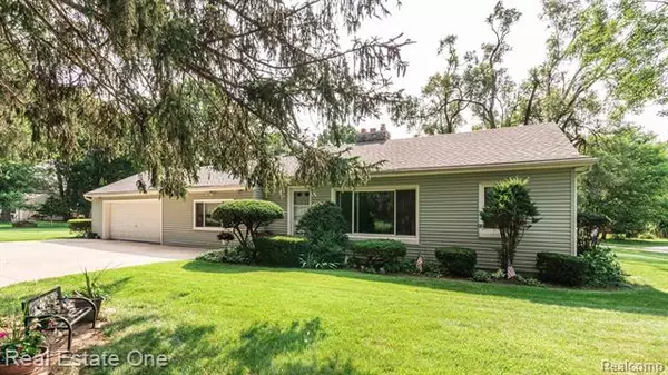 1944 BOGIE Drive, Wixom, MI 48393