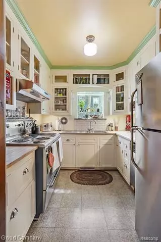 126 W HARRISON Avenue Royal Oak, MI 48067