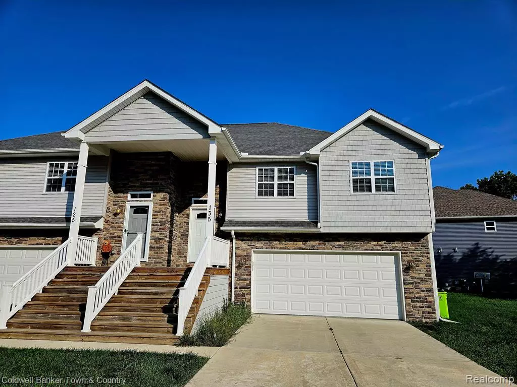 Fenton, MI 48430,135 WHISPERING PINES Drive