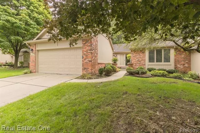 37007 DRIFTWOOD 8 3, Farmington Hills, MI 48331