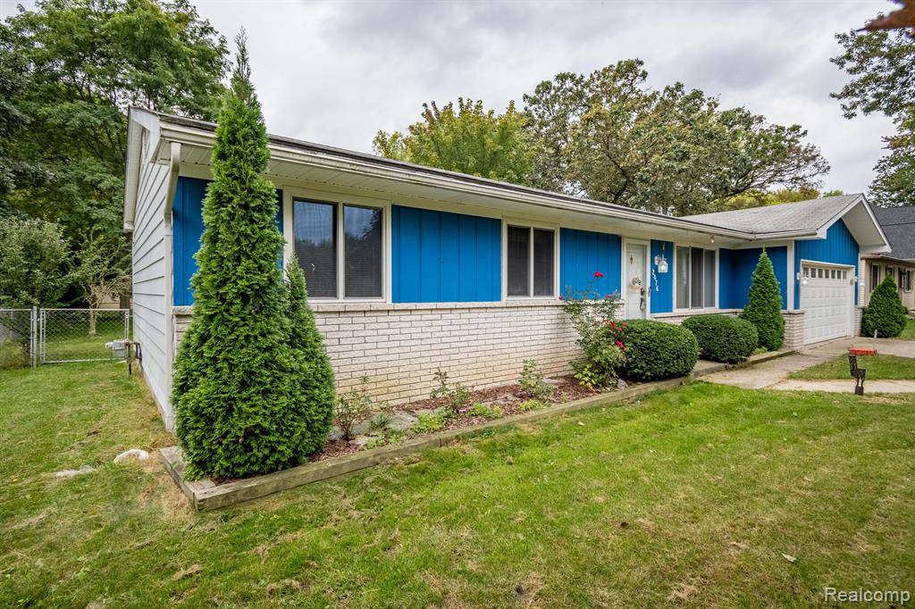 2076 HARNED Drive, Troy, MI 48085