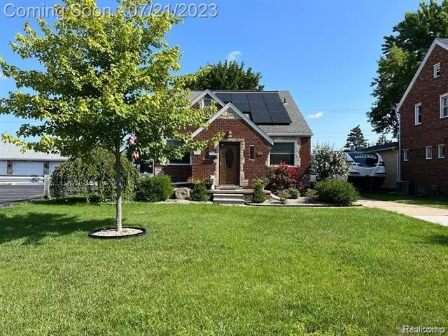 8051 MCKINLEY, Center Line, MI 48015