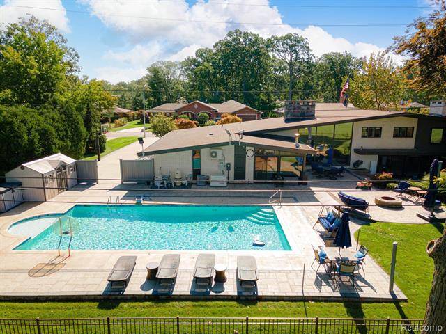 27 SHADY HOLLOW DR Drive, Dearborn, MI 48124