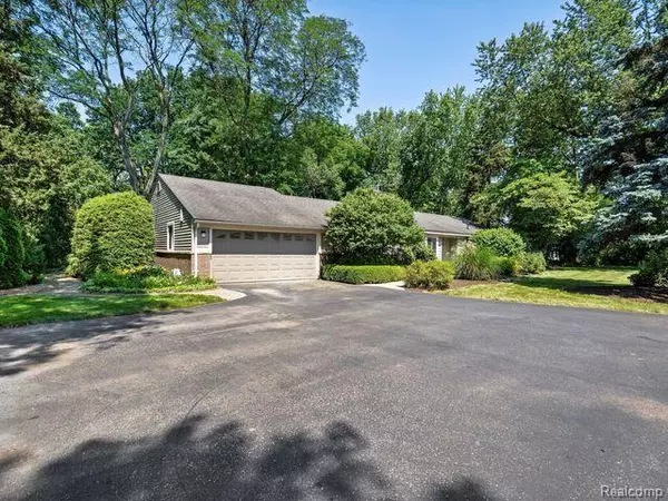 2580 KENTMOOR Road, Bloomfield Hills, MI 48304