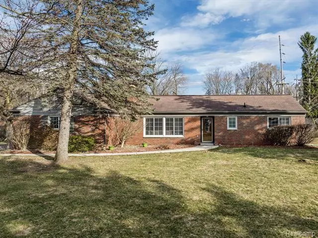 1062 N Adams Road, Rochester Hills, MI 48306