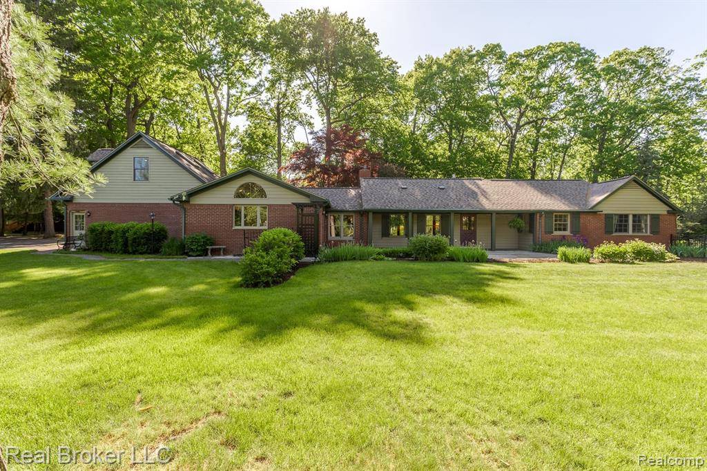 1300 GRANDVIEW Drive, Rochester Hills, MI 48306