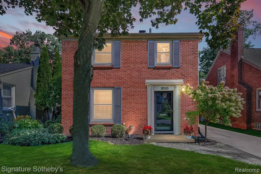 1520 HAMPTON Street, Grosse Pointe Woods, MI 48236