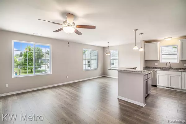 Fenton, MI 48430,185 WHISPERING PINES Drive 9