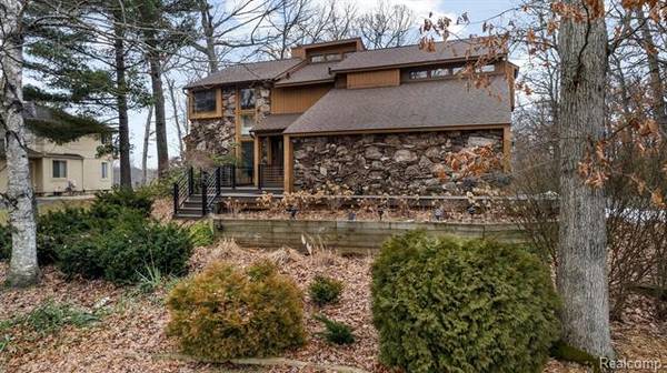 4893 CANYON OAKS Drive,  Brighton,  MI 48114